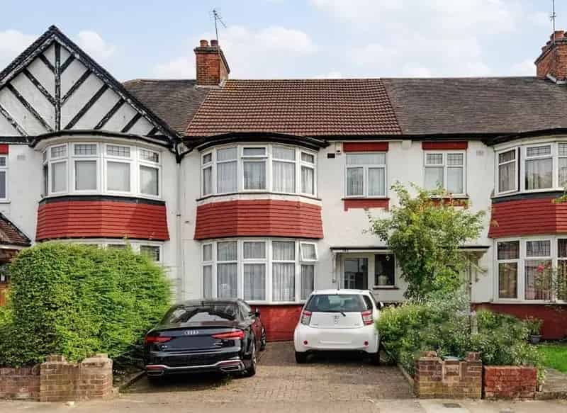 3 Bedroom House in Kensal Rise with Off Street Parking and Garden