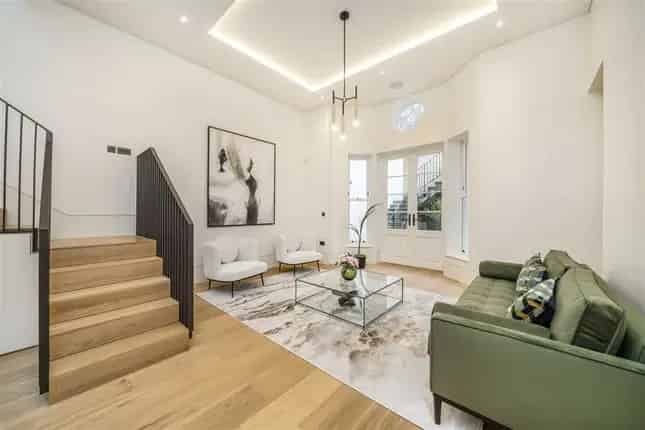 Semi Detached House for Sale in Clapham SW4