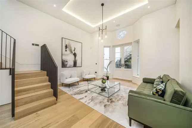 Semi Detached House for Sale in Clapham SW4