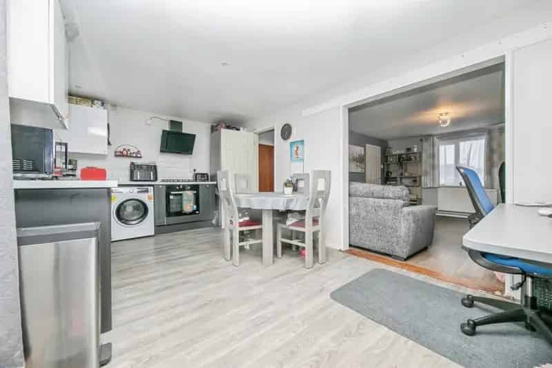 3 Bed House with Garage and Garden