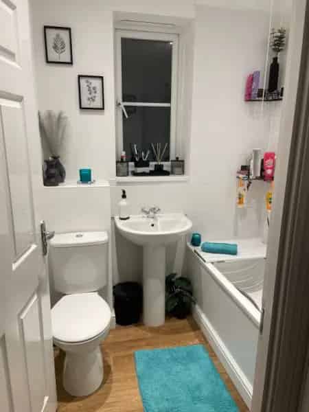 3 Bed Semi Detached House Near Amenities