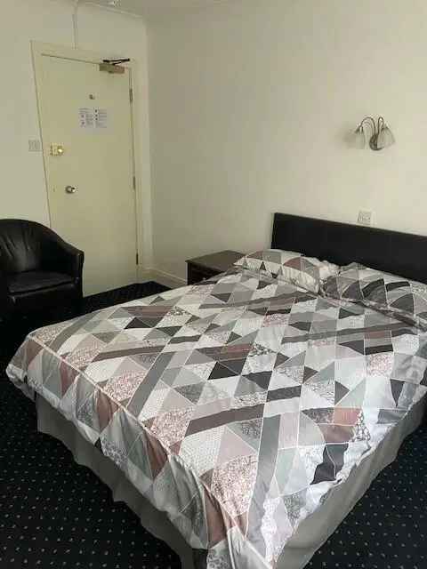 28 Day Hotel Room Stay Near Town Centre Train Station Shops Beaches