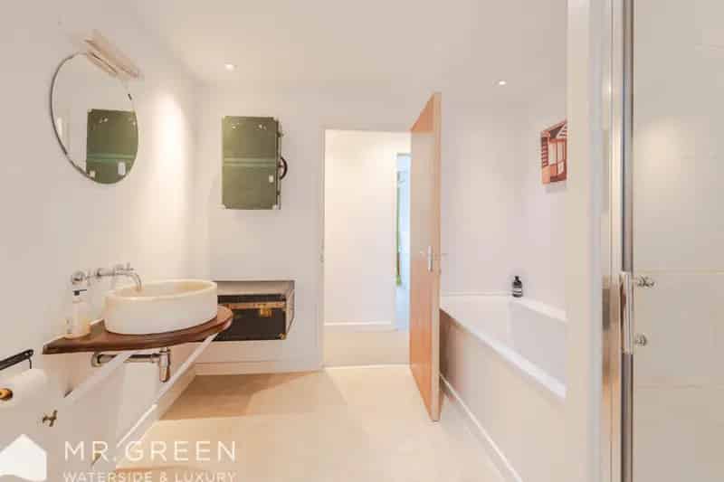 5 Bedroom Detached House with Seaview Balcony and Rental Apartment