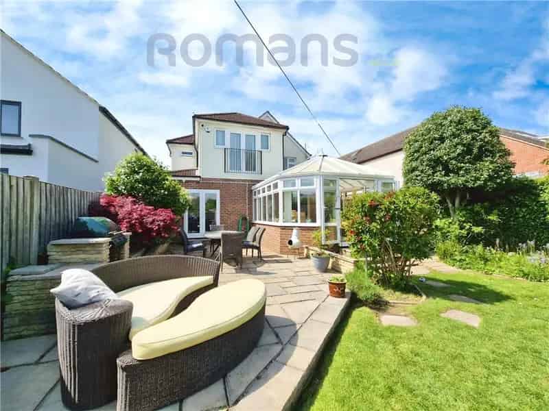 Spacious Five Bedroom Detached Family House in Mytchett