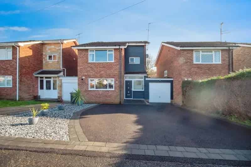 Three Bedroom Family Home Near Beach Large Driveway Garage