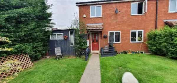 4 Bed Corner House with Large Garden and Off-Road Parking
