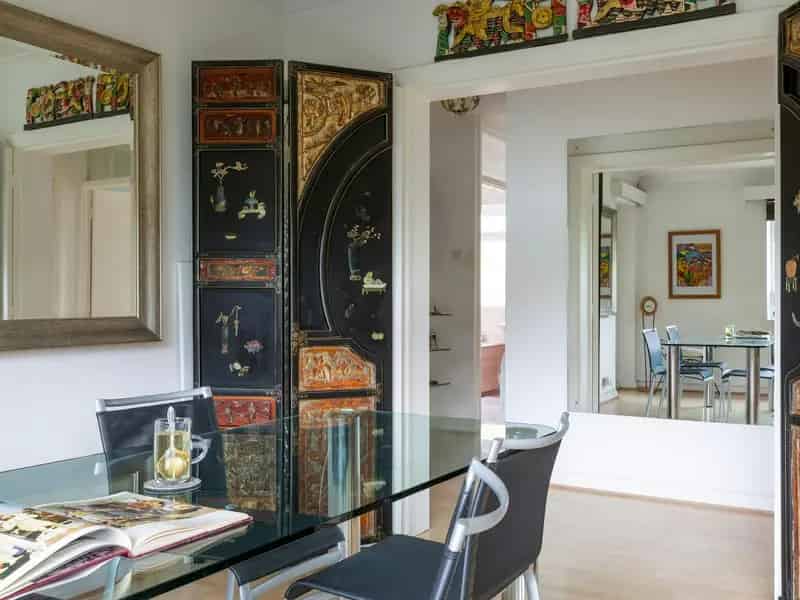 Spacious 2-Bed Top Floor Flat with Balcony and Garage