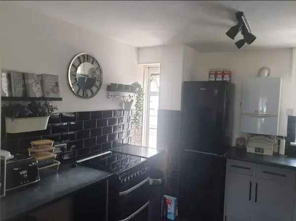 2 Bed Flat Raynes Park SW20 Off Street Parking Near Train Station