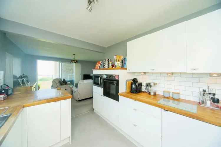 Sea View 3-Bed Apartment with Balcony and Garage