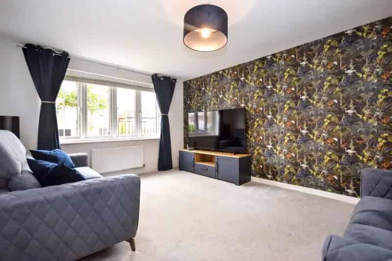 Four Bedroom Detached House in WF1 Ample Parking En-suite Garden