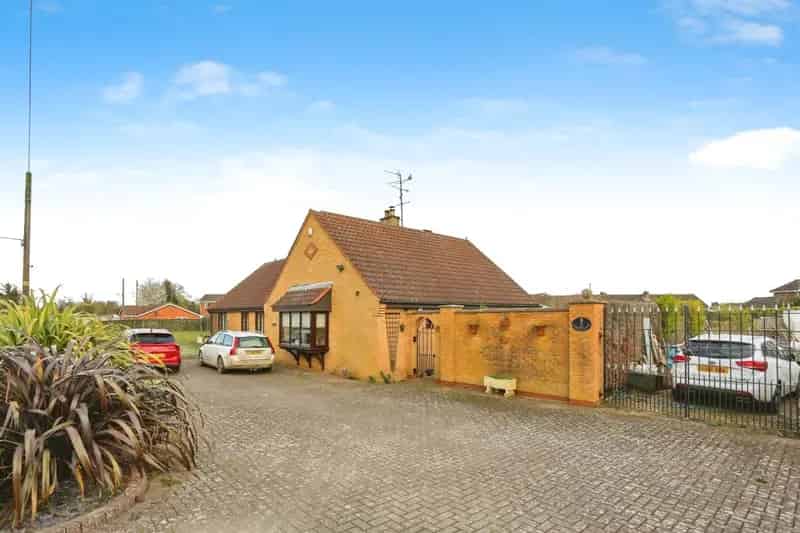 Spacious 3-Bed Detached Bungalow in Spalding Common