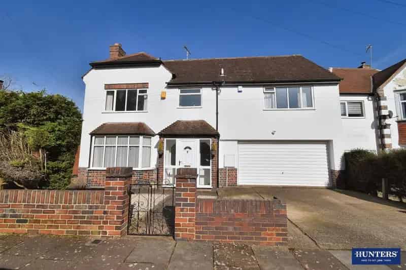 4 Bedroom House For Sale in Stoughton Avenue
