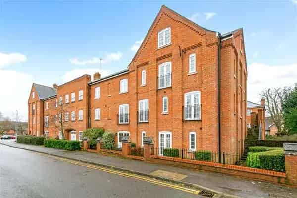 Marlow Town Centre Apartment 2 Double Bedrooms Parking