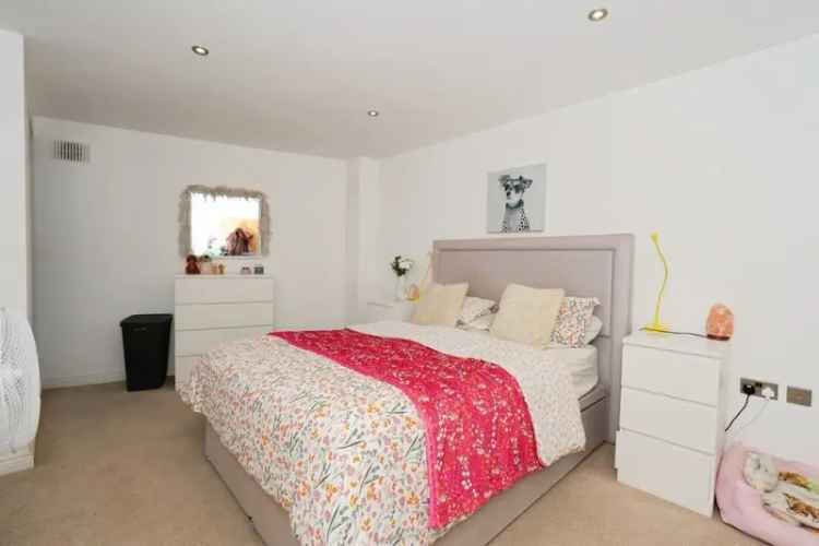 Luxury Two-Bedroom Apartment in Shoreham Mariner Point