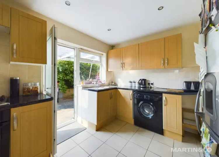 Bungalow For Sale in Neston, England