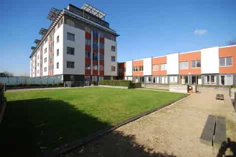 2-Bedroom Apartment in London with Parking and Roof Garden