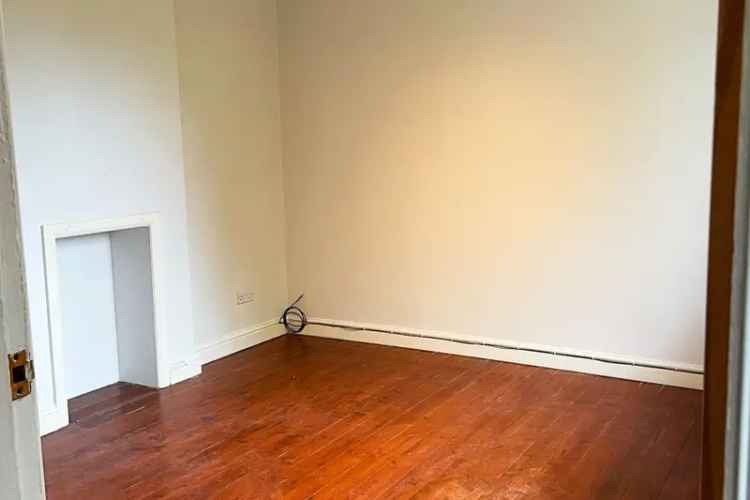 3 Bedroom Mid Terrace House with Garden and Parking