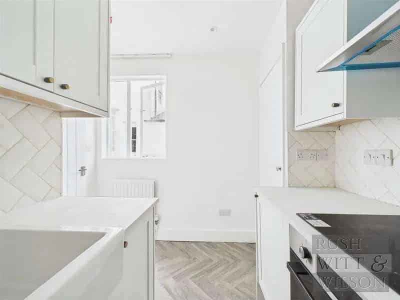 1 Bed Flat for Sale Stunning Sea Views New Lease