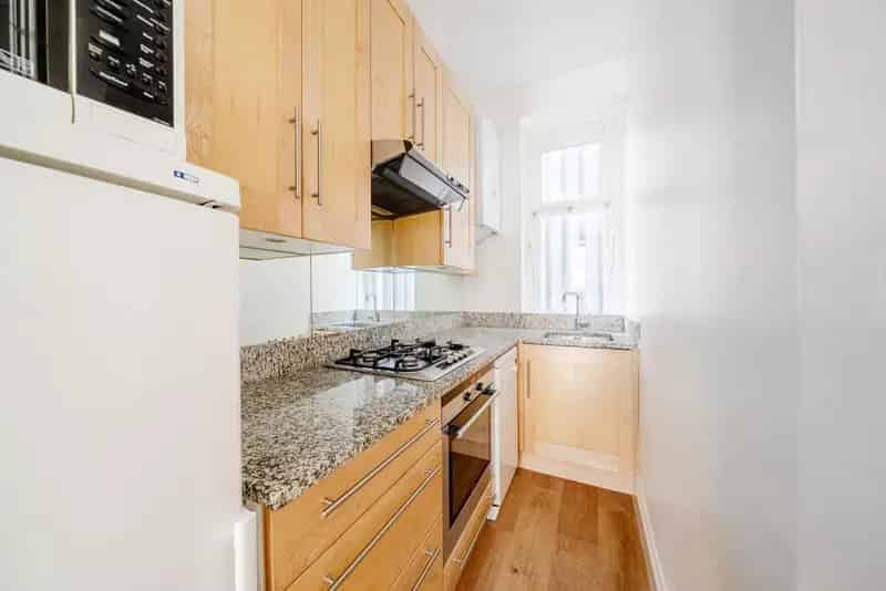 Bright Two Bedroom Property in Bloomsbury Mansion Block
