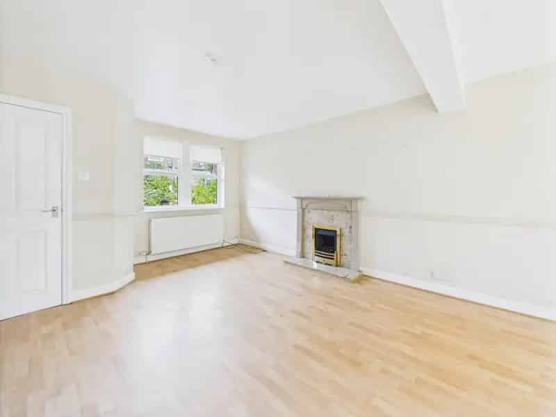 2 Bedroom House To Let Near Bingley Canal