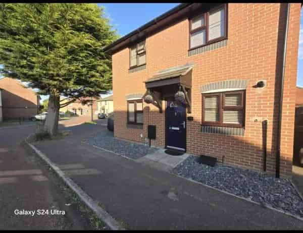 Large 3 Bedroom Detached House with 4th Bedroom