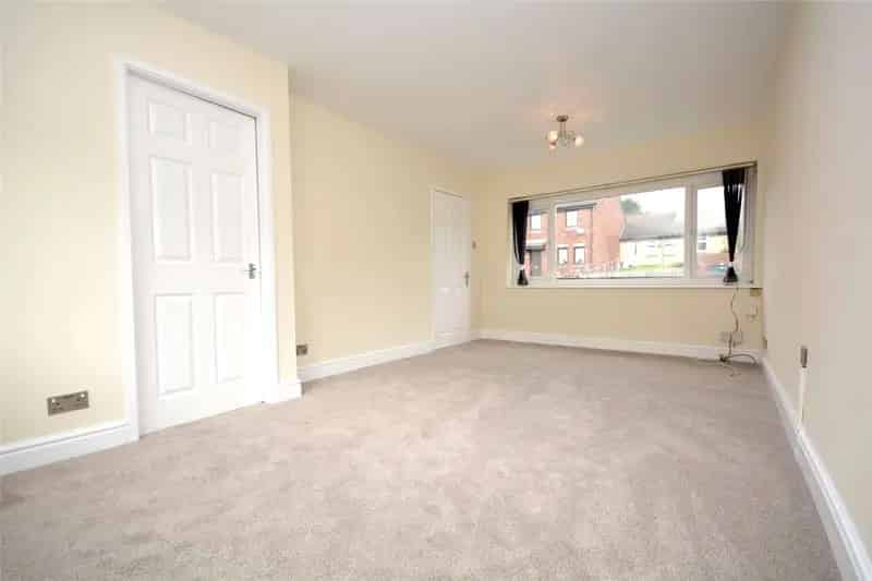 2 Double Bedroom Mid Townhouse - Newly Decorated
