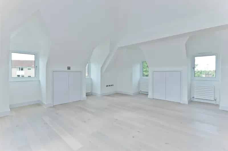 2 Double Bedroom Split Level Apartment Near Claygate Station