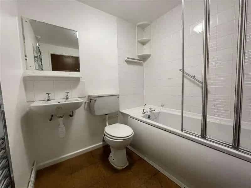 2 bed flat for sale