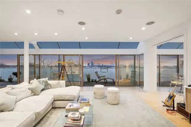 2-Bedroom Penthouse Apartment with Roof Terrace in London