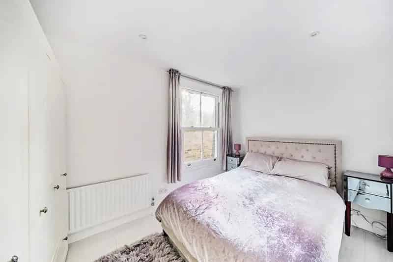 2-Bed Flat West Hampstead Private Garden High-Spec Finish