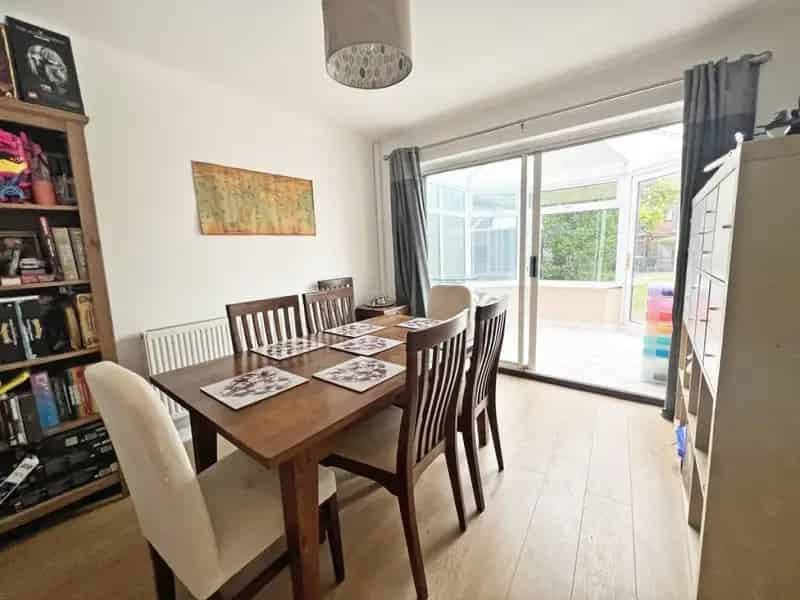 4 Bedroom House For Sale Family Home with Garden Conservatory