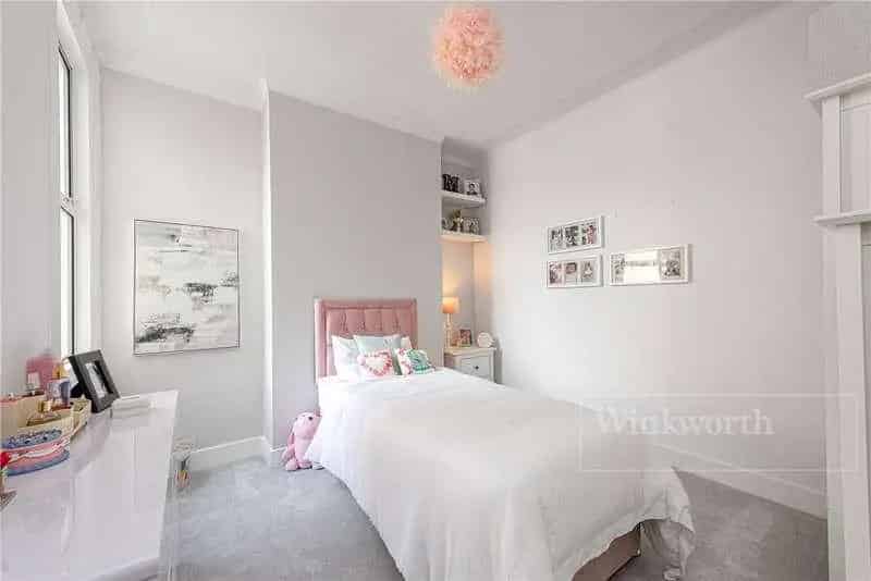 2 Bed Flat for Sale Excellent Condition Spacious Turnkey Home Near Parks and Transport