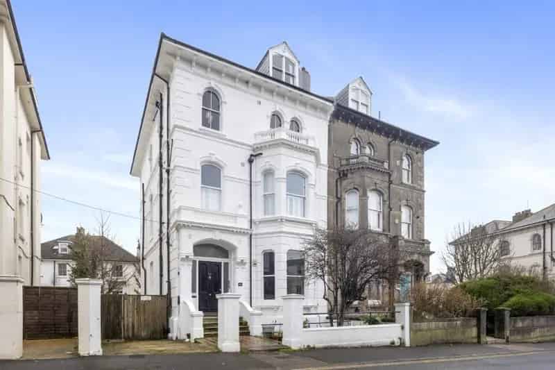 2 Bedroom Flat for Sale Near Brighton Mainline Station