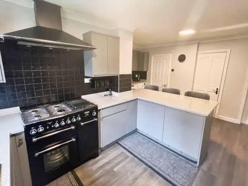 6 bedroom semi-detached house for sale