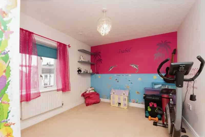 Six Bedroom Detached House with Large Garden and Double Driveway