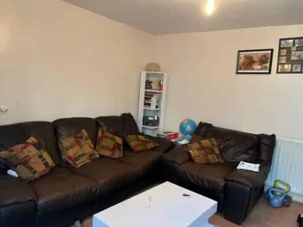 2 Bedroom Flat with Garden - Close to Shops and Schools