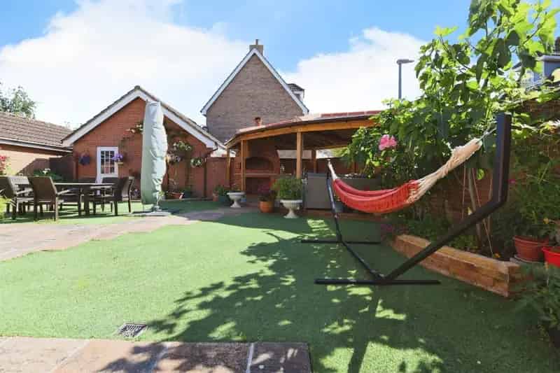 6 Bed House with 3 En-Suites, Conservatory & Landscaped Garden