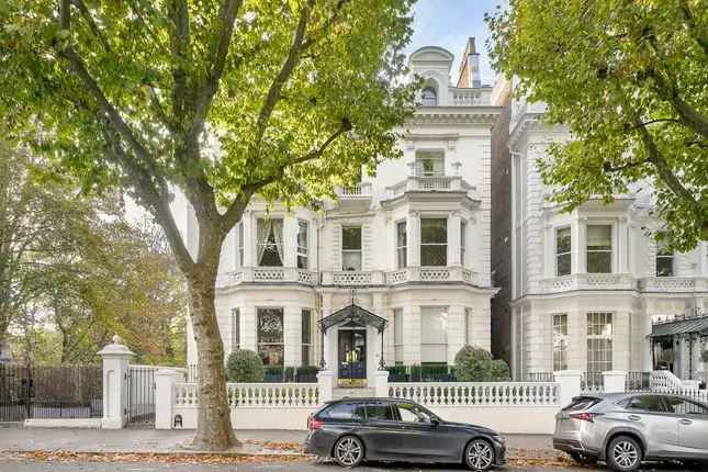 Spacious Garden Apartment in Holland Park London W11