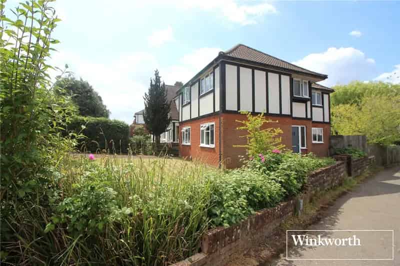3 Bedroom House in Borehamwood - Large Garden and Off-Street Parking