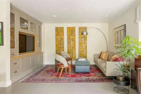 Impressive 5-Bedroom Detached House with Landscaped Gardens