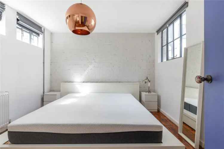 2 Bedroom Flat London - Warehouse Conversion