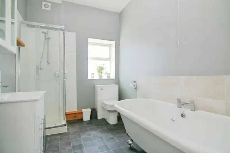2 Bed Flat for Sale - Chain Free - Modern & Refurbished