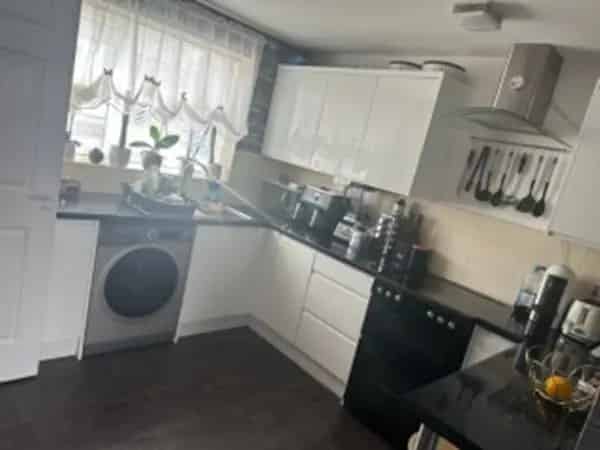 2 Bedroom House New Fitted Kitchen
