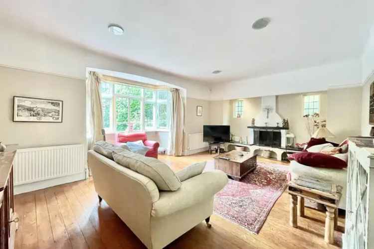 4 Bedroom Detached House for Sale in Talbot Woods