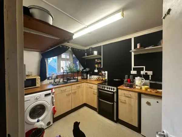 1 Bedroom Flat Near Town and Station