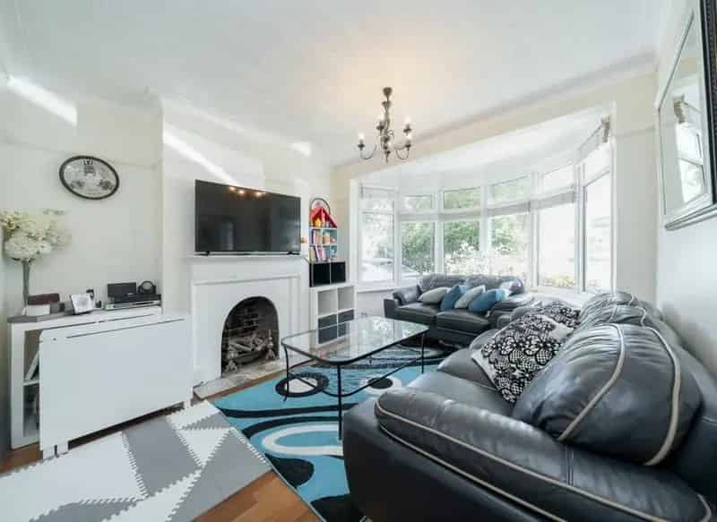 Two Bedroom Ground Floor Maisonette with Garden and Parking