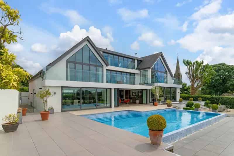 6 Bedroom Detached House For Sale