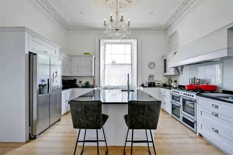 6 Bedroom Semi Detached House Family Home