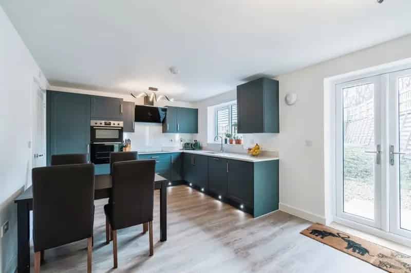 4 Bed Family Home with Large Garden and Garage