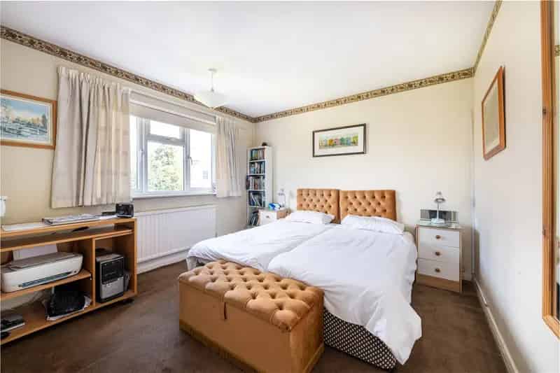 3 Bedroom Semi-Detached House Kingston Upon Thames